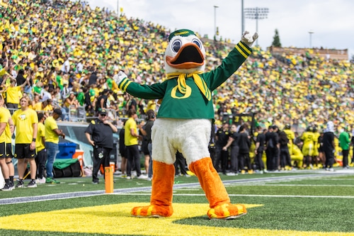 Dakorien Moore, nation’s top wide receiver, commits to Oregon Ducks